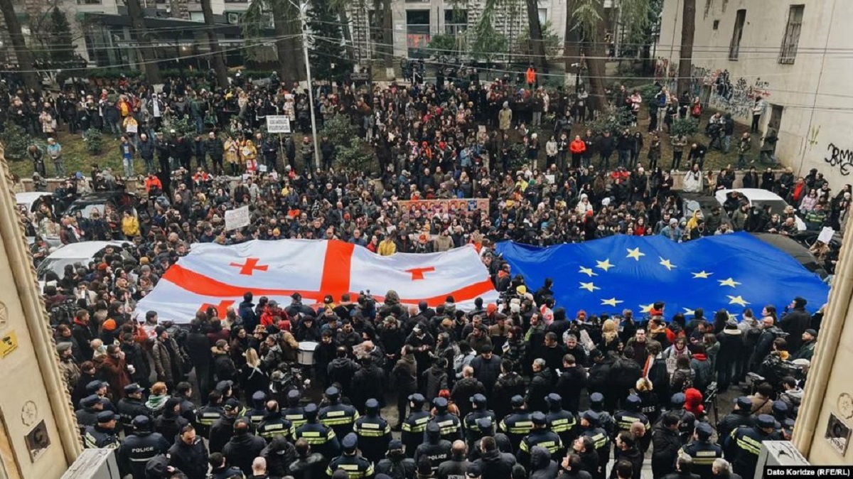 У Тбілісі найбільший протест проти закону про «іноагентів», на вулиці вийшли тисячі людей