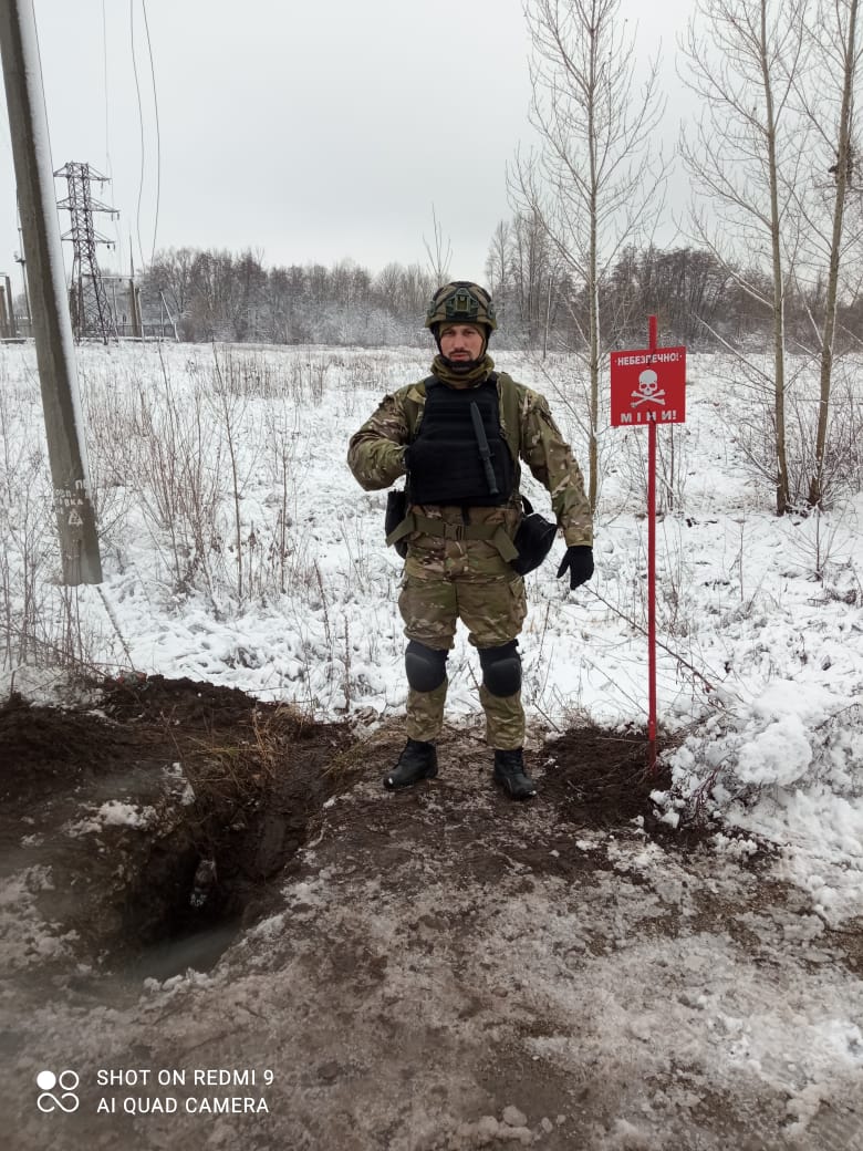 Вибухотехнік Владислав Горнодь: “Вони роблять обманки, щоб людина відволікалася. Бачить викладені міни, думає: значить, ніхто тут не заморочувався, не закопував”