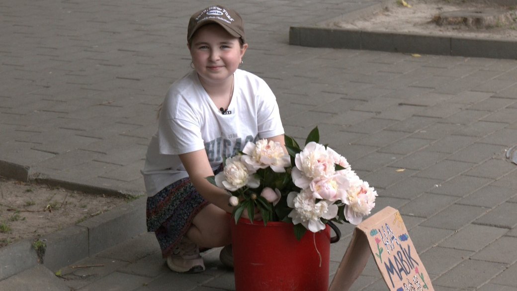 Школярка у Луцьку продає півонії, щоб зібрати гроші на квадрокоптер для підрозділу батька