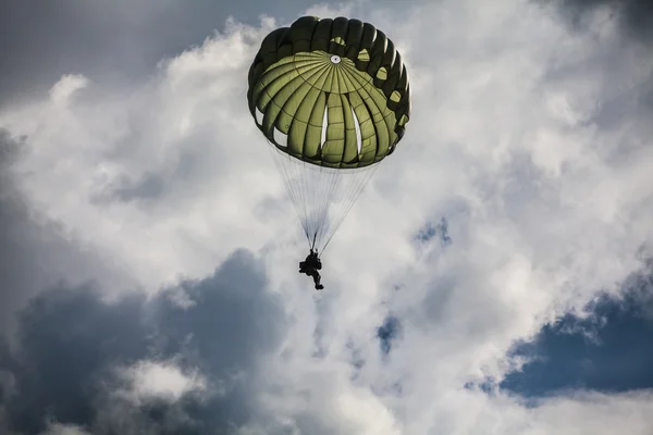 В Одесі під час стрибка з парашутом загинув курсант військової академії: що про це відомо