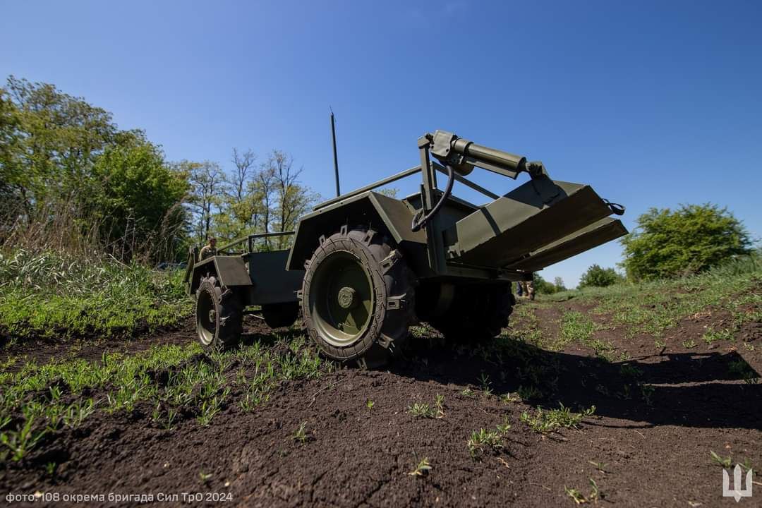 Сили оборони випробували нові багатофункціональні наземні дрони “Махно”