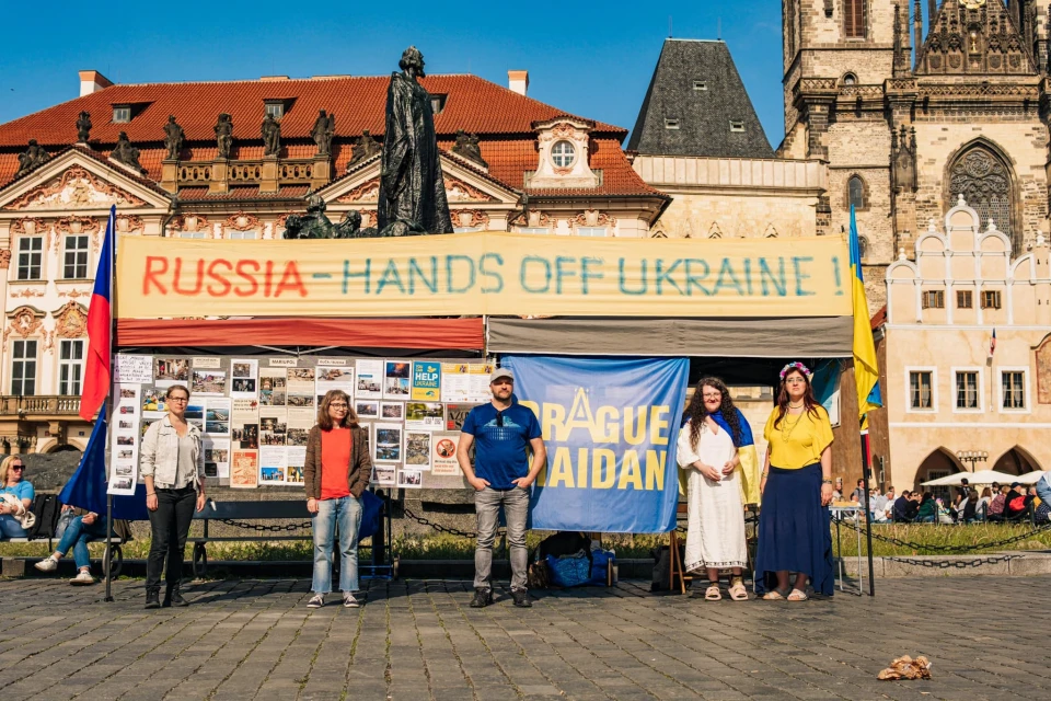 У центрі Праги група росіян напала на українських волонтерів