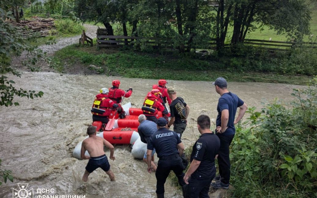 На Івано-Франківщині обірвався міст з матір’ю та двома дітьми: загинула дівчинка