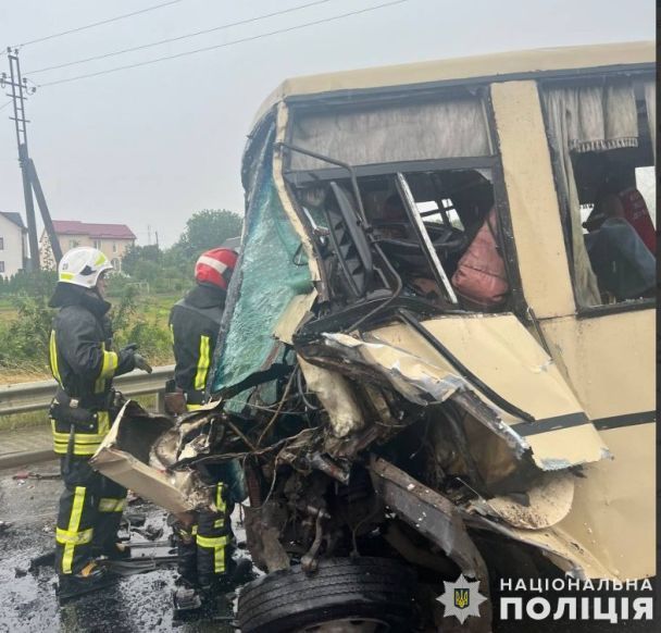 У Львівській області автобус зіткнувся з автопоїздом: багато загиблих (фото)