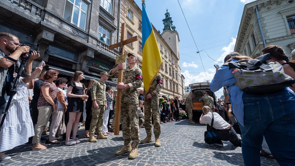 Поховання Ірини Фаріон: тисячі людей у Львові прийшли провести мовознавицю в останню путь (ФОТО)