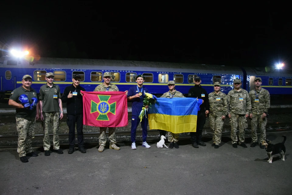 На кордоні з Польщею зустріли олімпійського чемпіона з боксу Олександра Хижняка