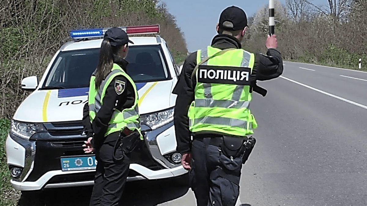 Водіям радять під час зупинки поліцією не віддавати документи